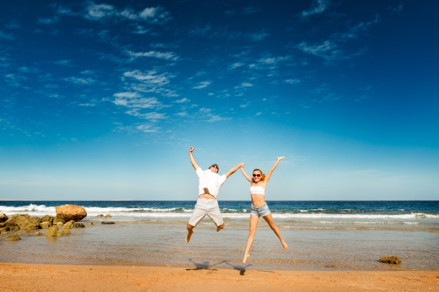happy-couple-at-the-beach_1385-1436